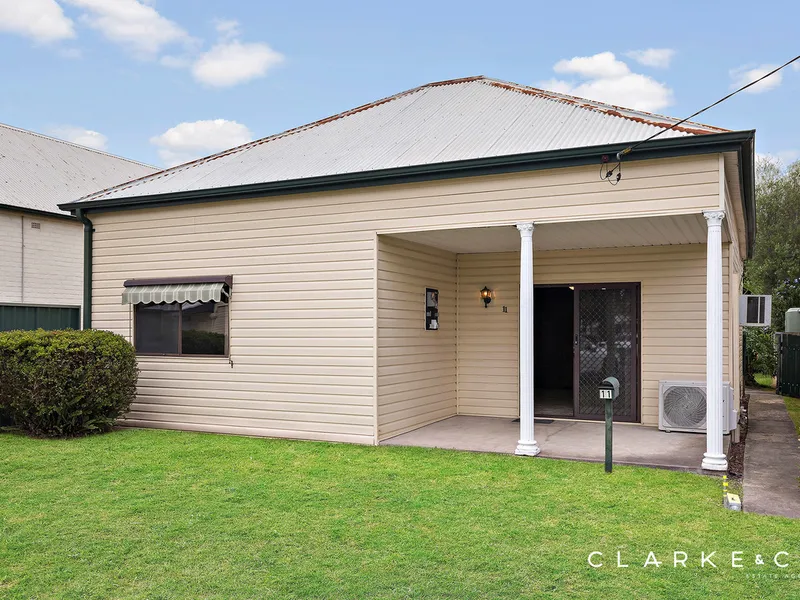 CENTRALLY LOCATED COTTAGE CHARMER!