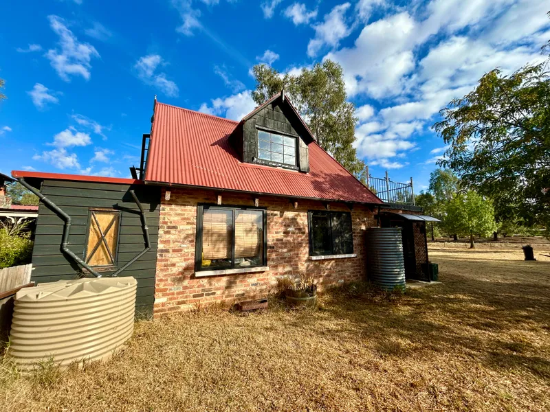 PARTLY FURNISHED COTTAGE STUDIO