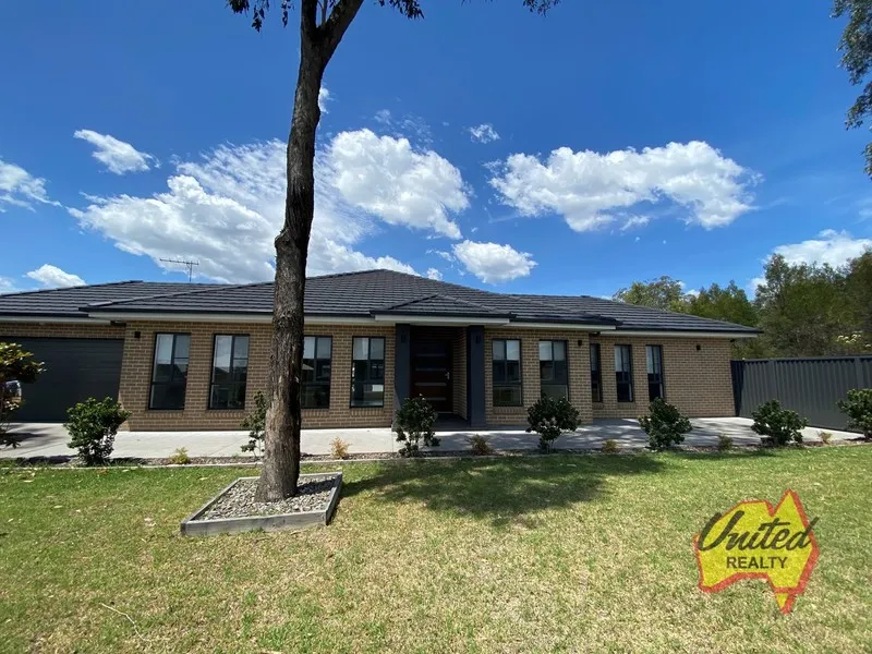 Spacious Elegance: 4-Bedroom Home with Modern Features!