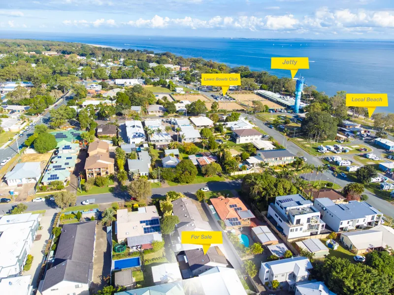 Private, single story unit, 210m to the water & within walking distance to the local bowls club!