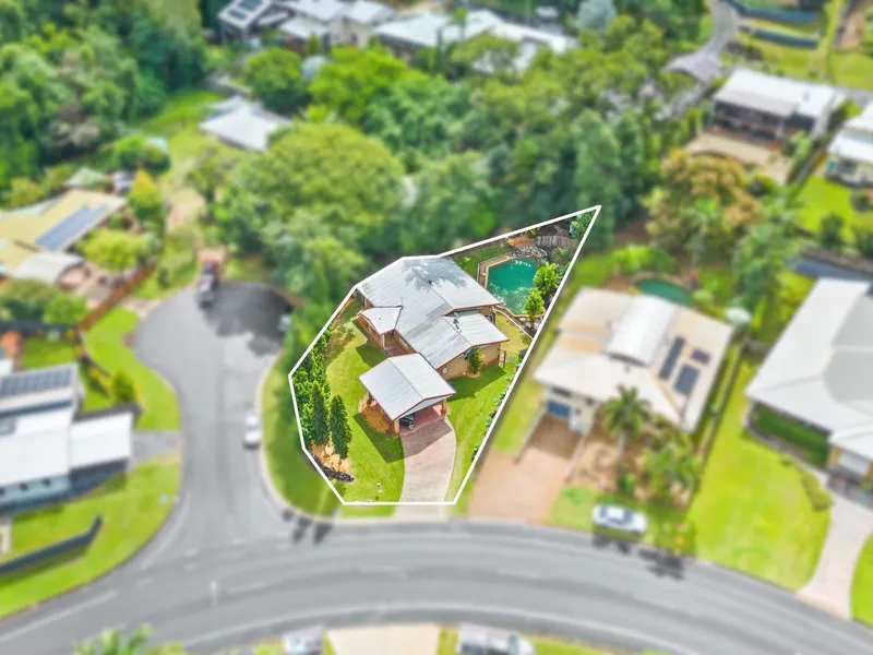 980m2 Corner Block, Massive Swimming Pool & Stunning Kitchen