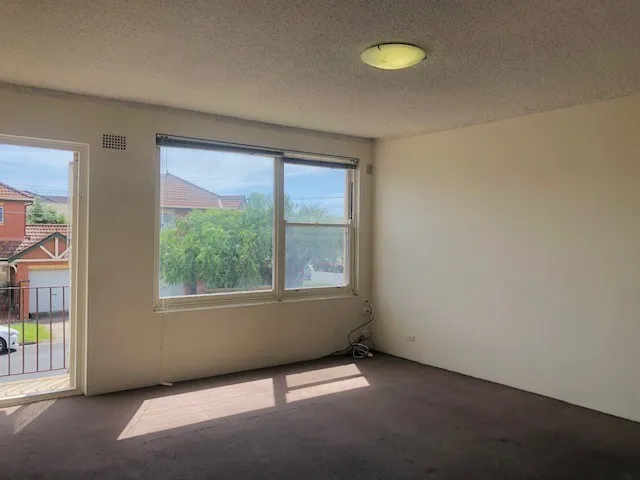 SPACIOUS THREE BEDROOM UNIT IN GREAT LOCATION