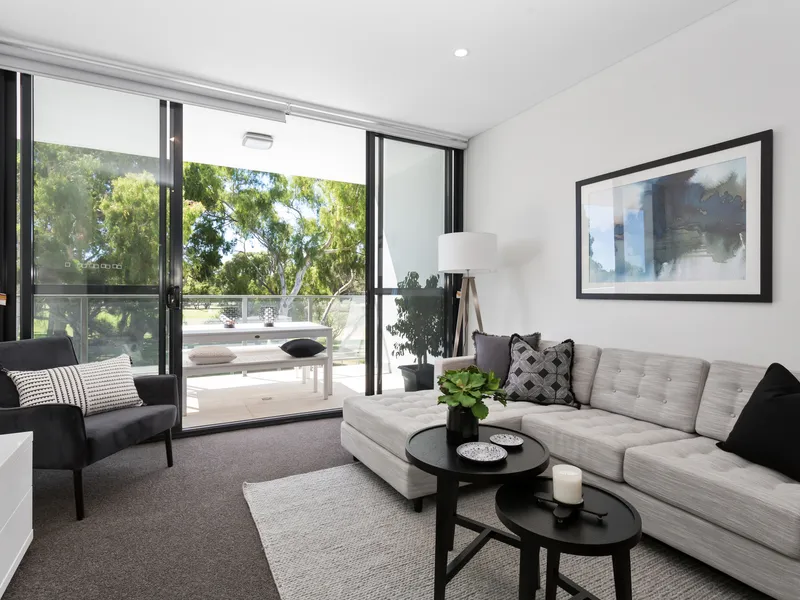 NEAR NEW TOP FLOOR APARTMENT