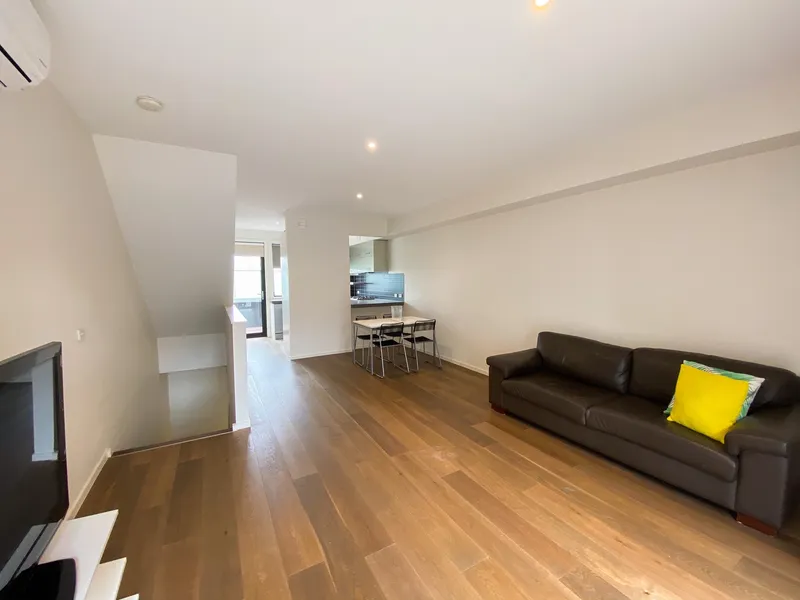 EXTRA SPACIOUS 2 BEDROOM 2 EN-SUTE MODERN TOWNHOUSE WITH AIR-CON & LOCK UP GARAGE!