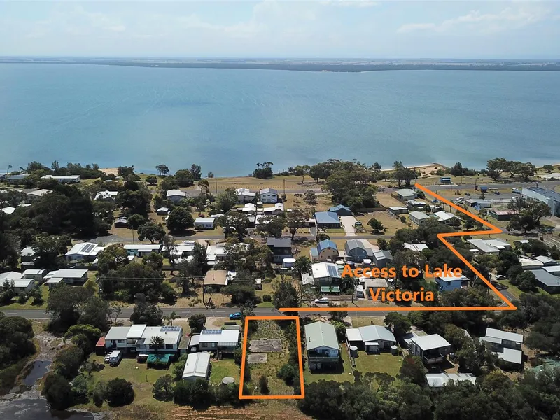 BUILD UP AND ENJOY THE VIEW OVER LAKE REEVE