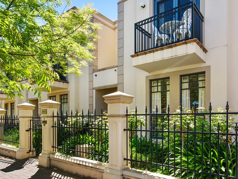 STUNNING TOWNHOUSE IN LEAFY ROSE PARK. WALKING DISTANCE TO THE CBD. WITHIN CLOSE PROXIMITY TO QUALITY SCHOOLING & BURNSIDE VILLAGE.