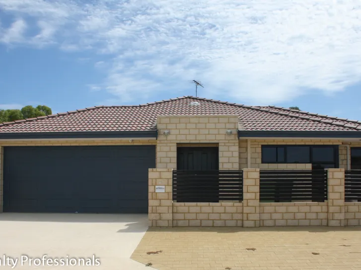 NO NEED FOR THE CAR - WALK TO MAJOR SHOPPING AND ESTUARY!