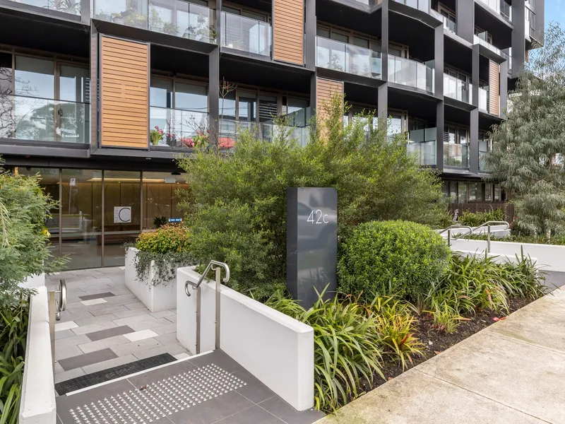 Luxurious style, steps from Eastland.