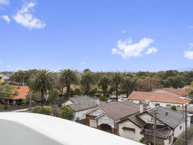 OVERSIZED 2 BEDROOM APARTMENT FOR LEASE IN MARRICKVILLE
