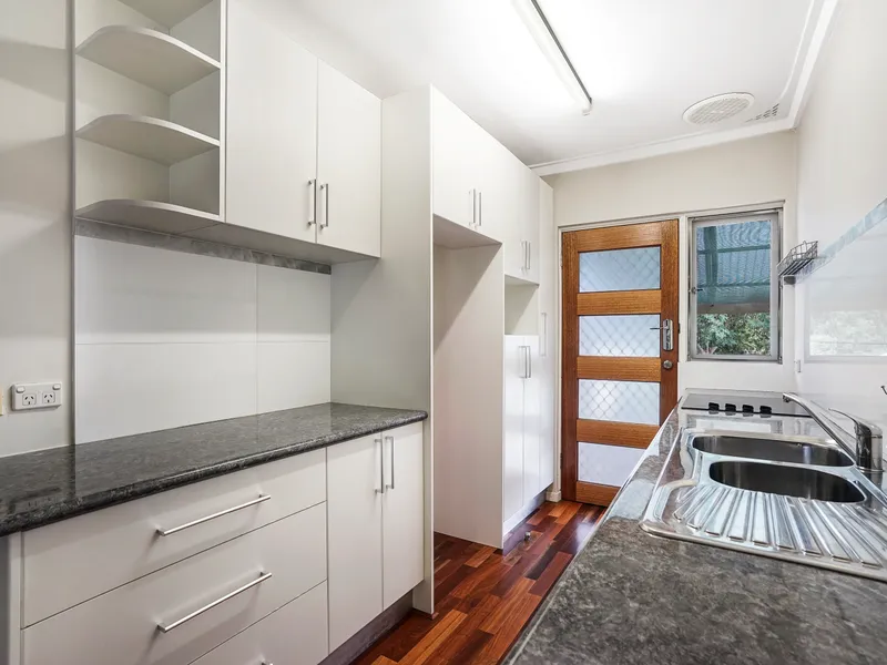 Lovely 2 bedroom home with huge backyard ! Lawn mowing included !