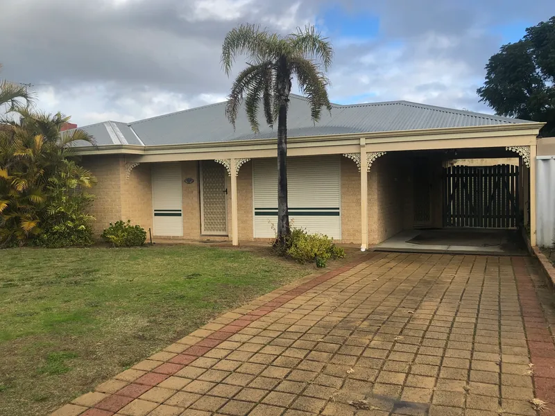 EVERYTHING YOU NEED IN WALKING DISTANCE - CONTACT JUDY 9534 0027