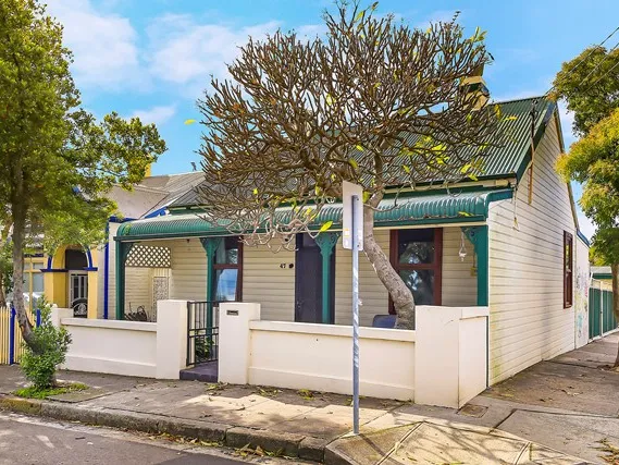 LARGE FAMILY HOME - CONVENIENCE LOCATION