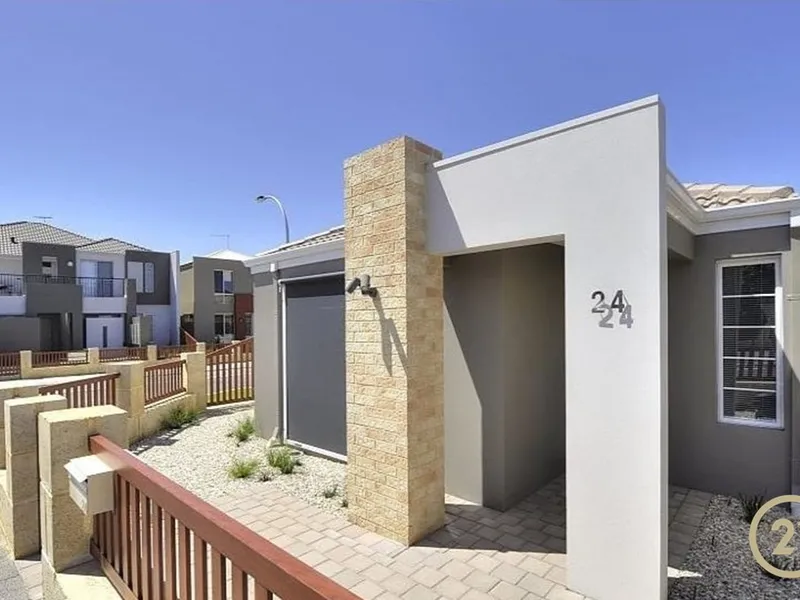 MODERN, LOW MAINTENANCE HOME CLOSE TO PARK & TRAIN STATION