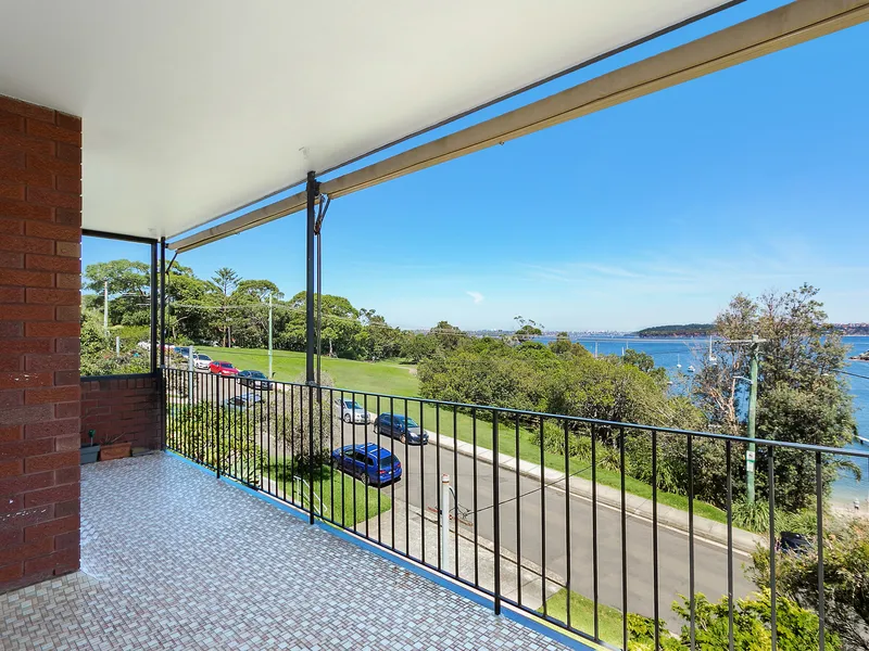 SPACIOUS APARTMENT OPPOSITE LITTLE MANLY BEACH