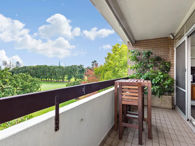 Top Floor Two Bedroom with Fawkner Park Views