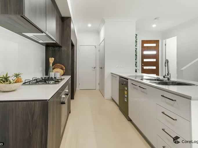 MODERN 4 BEDROOM TOWNHOUSE