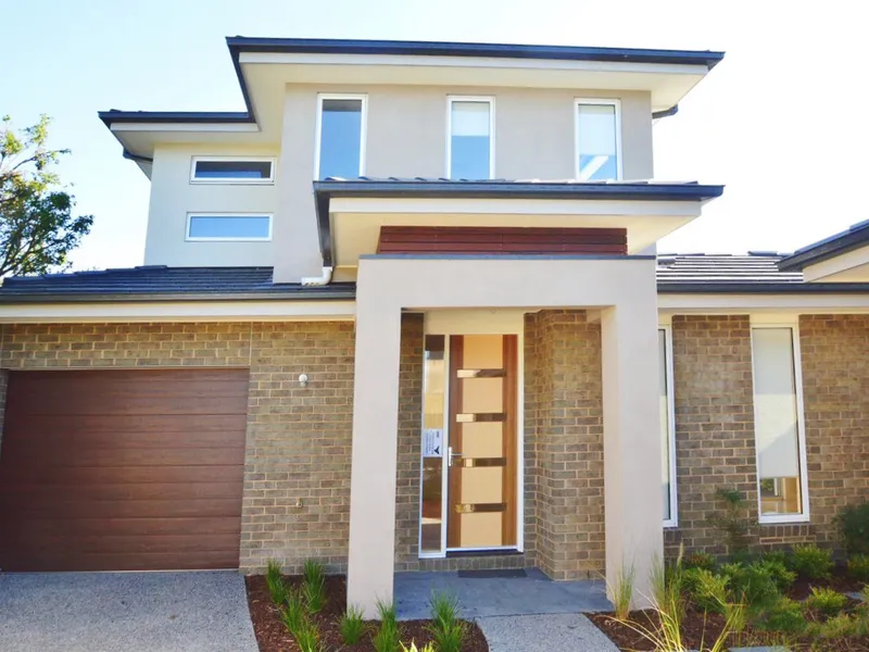 IMPRESSIVE TOWNHOUSE IN MOUNT WAVERLEY SCHOOL ZONE (STSA)