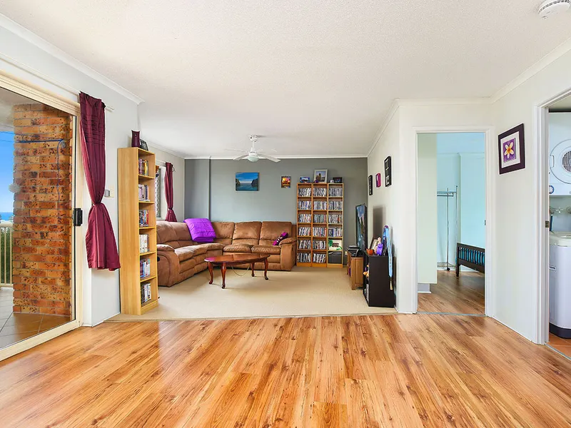 Opportunity strikes, breezy unit with ocean views!