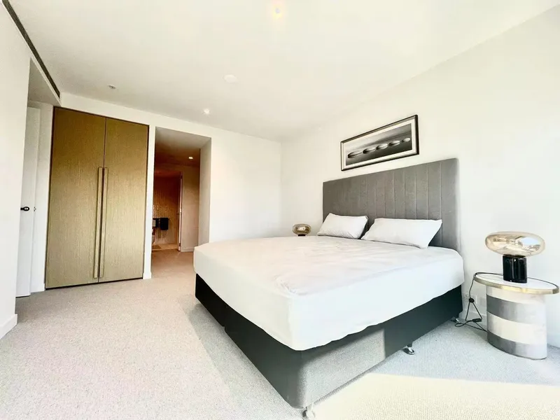 Luxurious 3 bedrooms in the heart of Collins Street