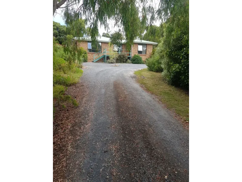 2.5 ACRES, 3 BED 2 BATH PLUS FULLY SELF CONTAINED RETREAT/STUDIO.