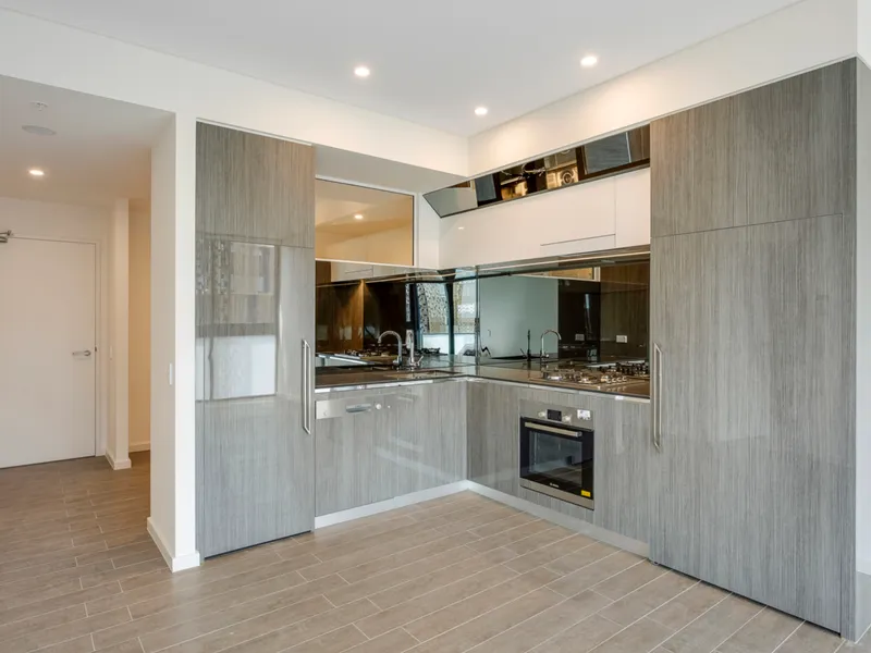 Jewel - Waterfront one bedroom apartment with study