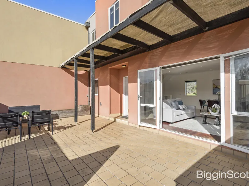 MODERN TOWNHOUSE LIVING IN A PRIVATE GLEN WAVERLEY POCKET!