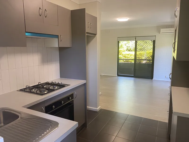 SECURE WELL PRESENTED APARTMENT IN GREAT LOCATION!