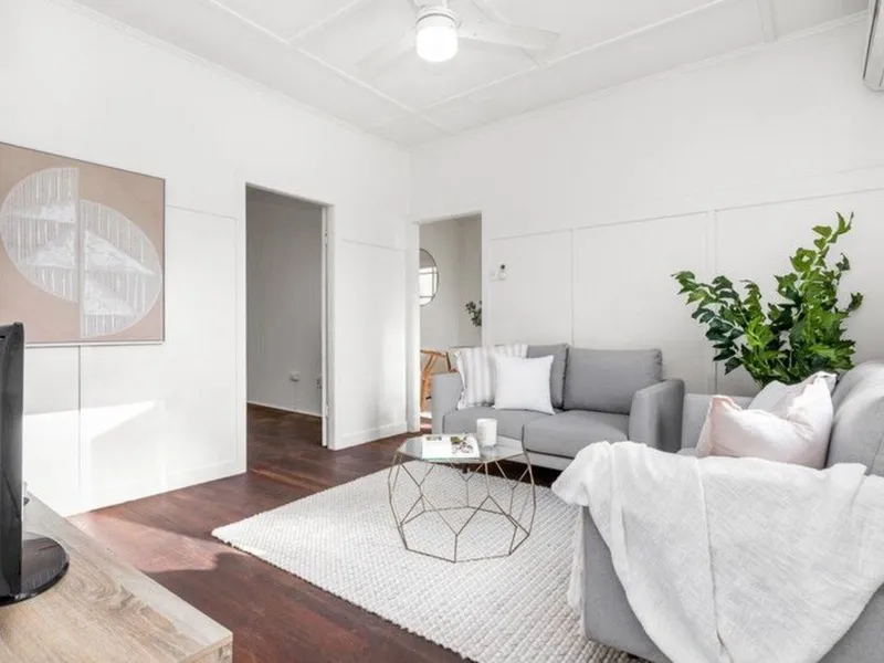CHARMING SPACIOUS TWO BED, WITH AIRCON AND HUGE BACK YARD!