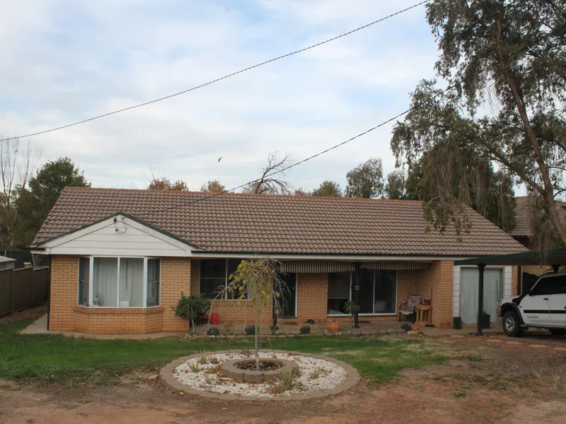 RAY WHITE CONDOBOLIN - 6895 3364