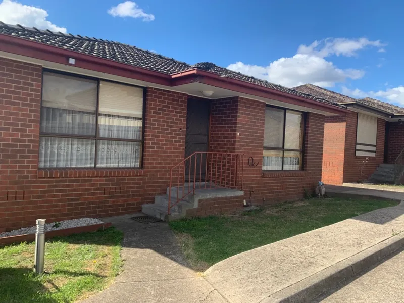 COSY LIVING IN THE HEART OF RESERVOIR!