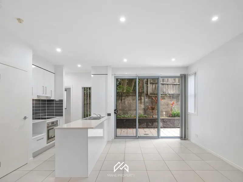Modern Townhouse with Spacious Courtyard.