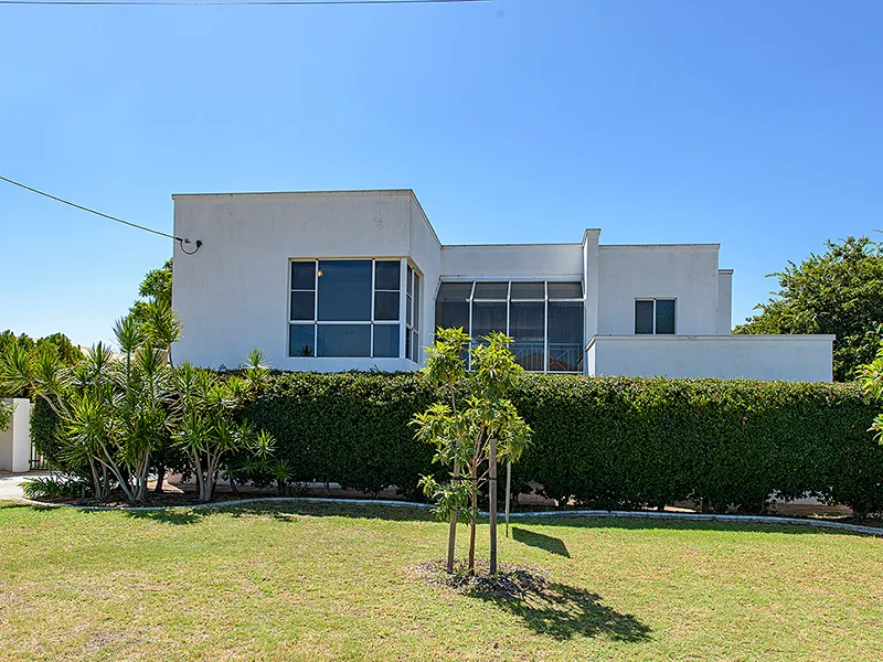 MODERN HOME WITH STABLES 