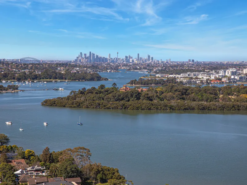 GRAND EAST FACING CITY AND WATERVIEWS ON LV 20 PLUS EXTRA LARGE STUDY ROOM