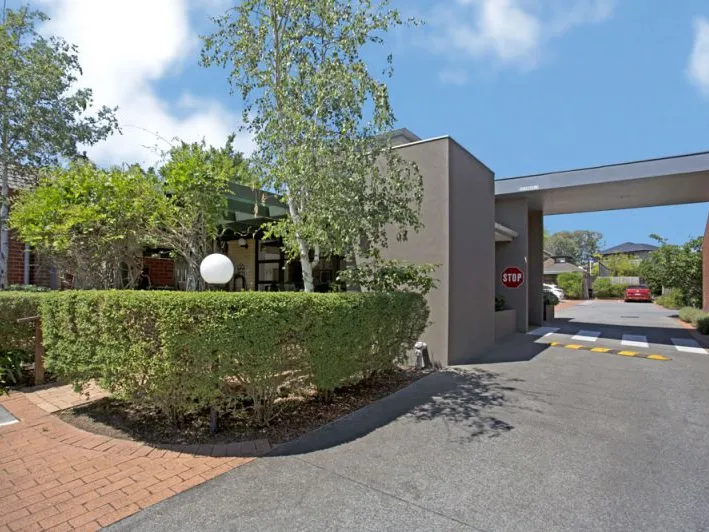 Delightful over sized apartment in the heart of North Caulfield