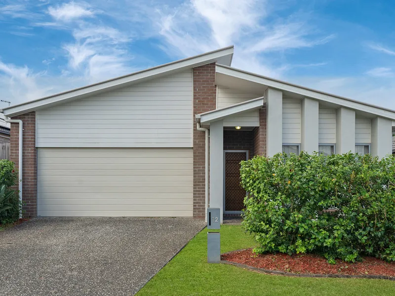 STYLISH 4 BEDROOMS, 2 LIVING HOME WITH 2 X AIR COND & BIG BACK YARD