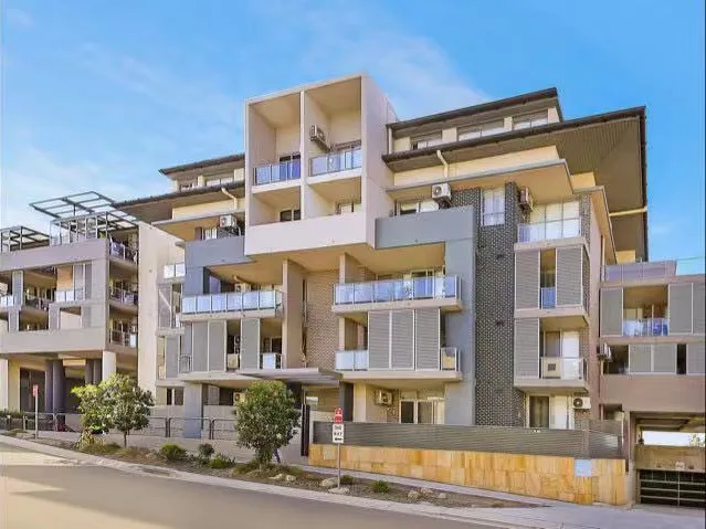 Large Three Bedrooms Apartment For Lease