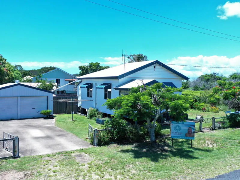 GORGEOUS COTTAGE STYLE HOME WITH FISHING & CRABBING AT YOUR DOOR STEP