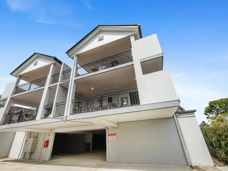 LARGE TOP FLOOR APARTMENT - THE PERFECT ENTERTAINER