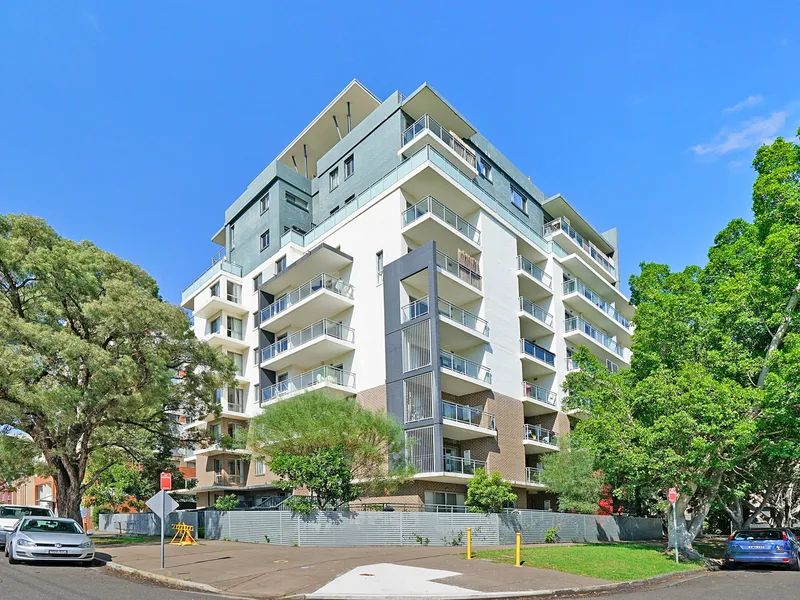 A short stroll to Westfileds- Large storage cage