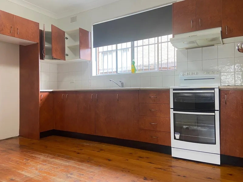 Two Bedroom Unit close to Campsie Station /Shops