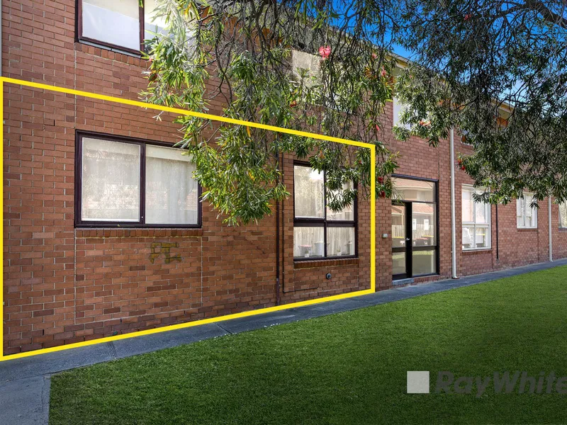 RENOVATED BEAUTY IN AN UNRIVALLED LOCALE!