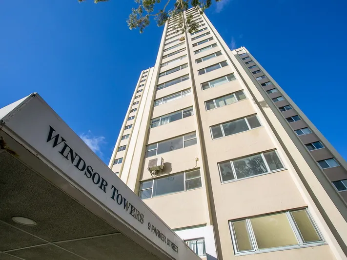 270 degree River & City 18th Floor Views