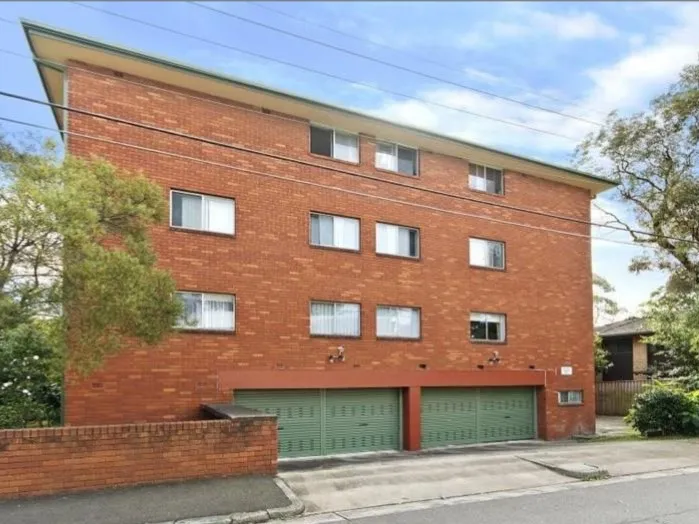 MODERN & BRIGHT STUDIO WITH PARKING!
