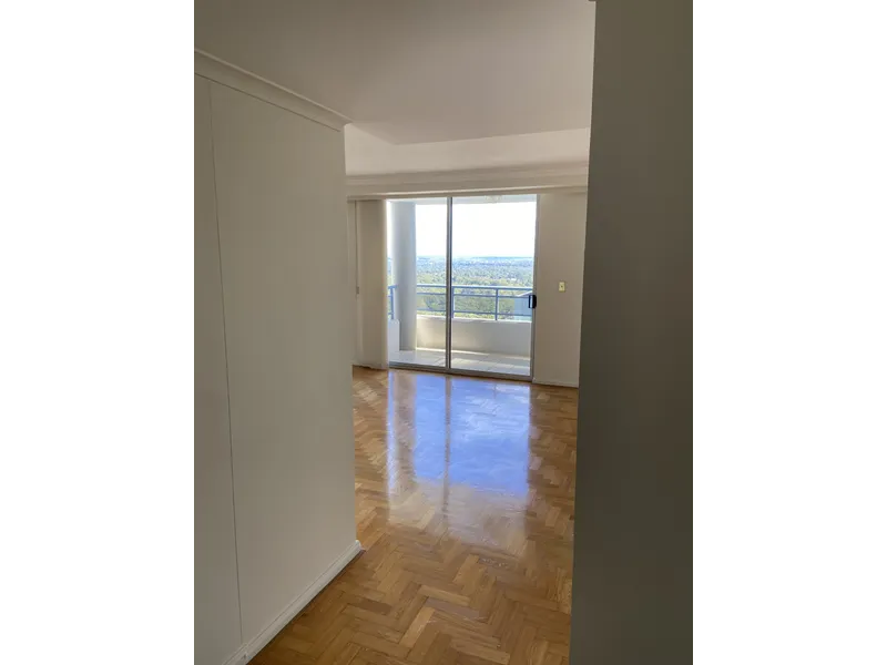 Huge, Single Level, 3 Bedroom Unit On a High Floor at The Bentleigh