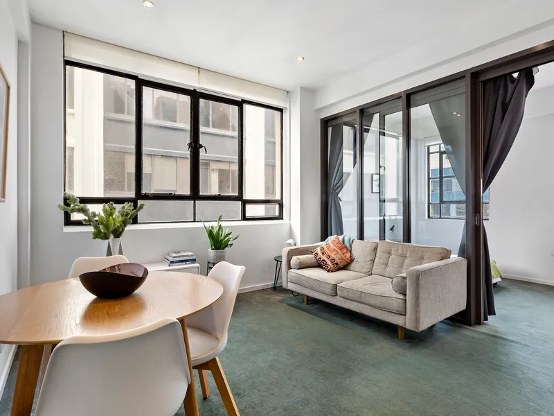 Classic Madison Apartment - 'Art Deco' Setting