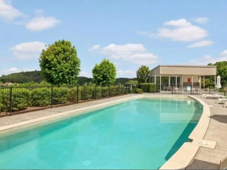 MODERN TOWNHOUSE - POOL AND AIR CON