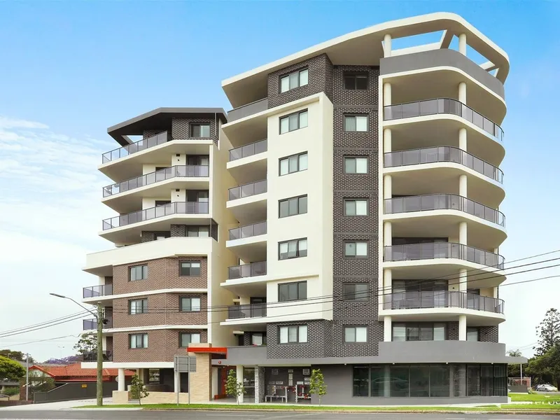 Executive 1 bedroom + Study Apartment With Own Terrace & City Views