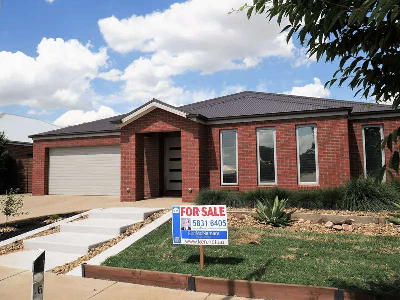 Spacious 4 BR BV with 3 living areas & pool in Sevens Creeks Estate. 