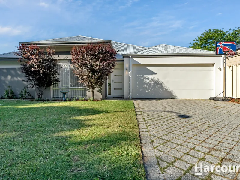 Exquisite 3-Bedroom Residence in Prime Redcliffe Location
