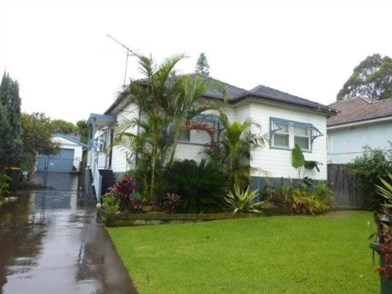 NEAT 3 BEDROOM, 1 BATHROOM FAMILY HOME